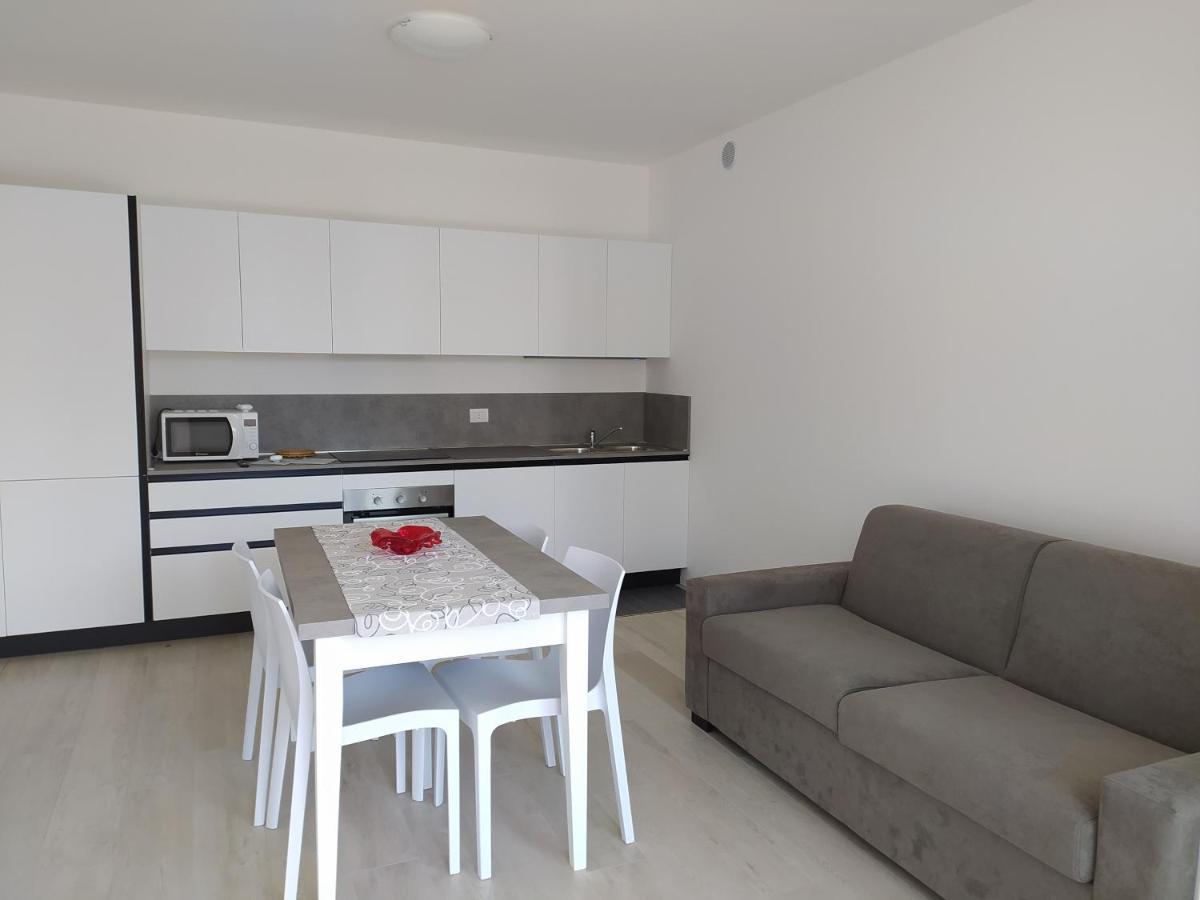 Apartment F2 - Coral Red