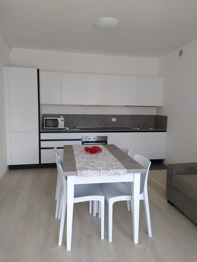 Apartment F2 - Coral Red *